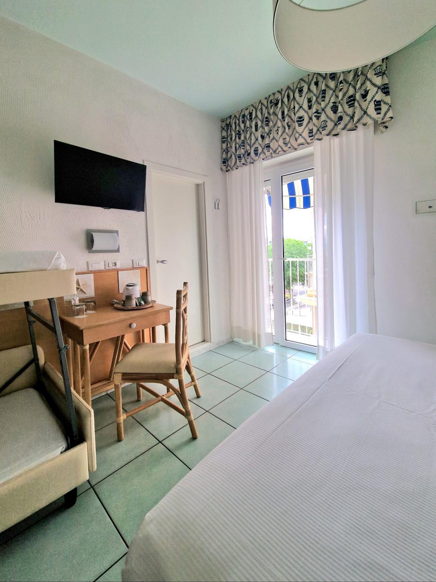 Luxor Beach Boutique Hotel Cattolica Esterno foto